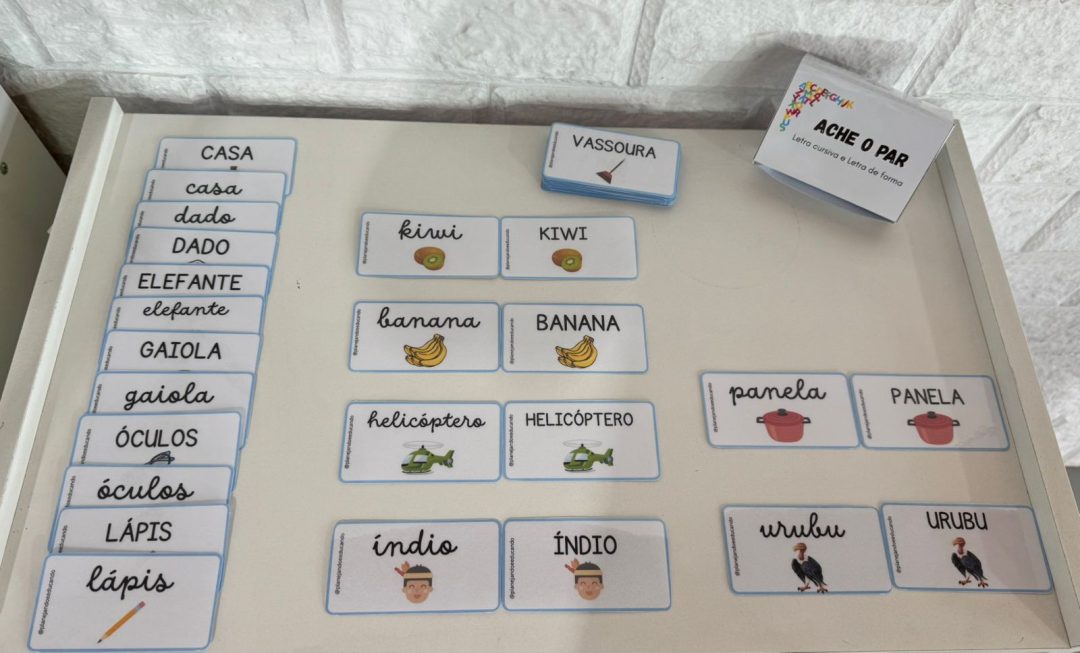Jogo de pareamento letra de forma com letra cursiva